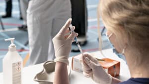 Mere end halvdelen af danskerne - svarende til over 2,9 millioner borgere - har nu fået mindst et stik med vaccine med coronavirus. (Arkivfoto). Foto: Henning Bagger/Ritzau Scanpix