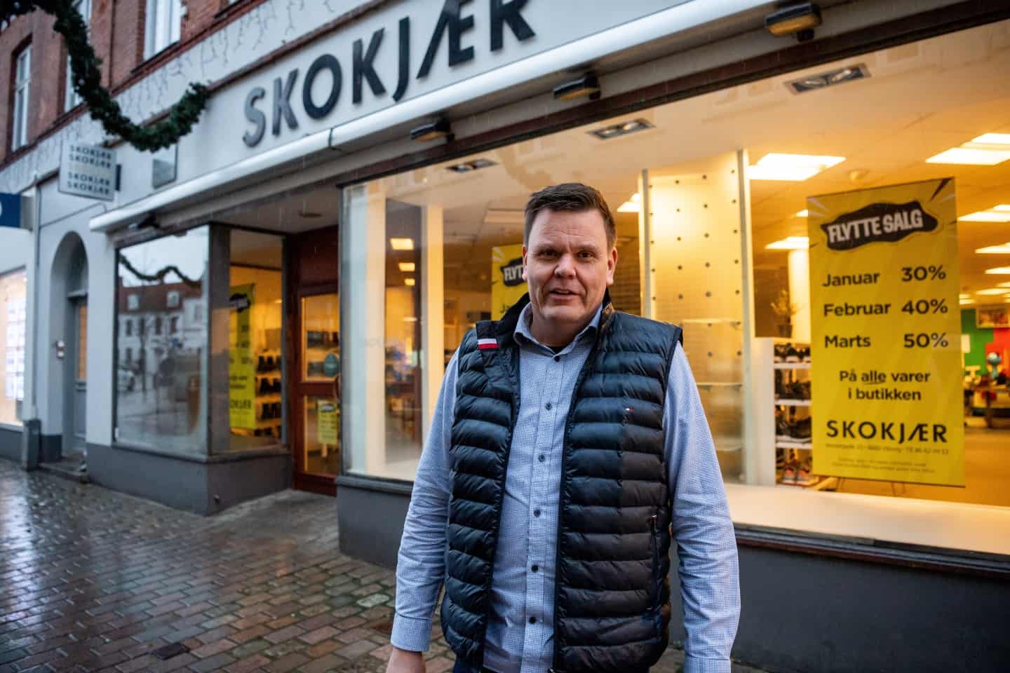 Det bli'r i familien - og i gågaden: René rykker sin skobutik i fætterens tidligere lokaler efter 24 år i | ugeavisen.dk