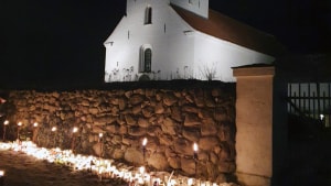 Lokalbefolkningen i Malling tændte lys foran kirken for at mindes Freyja Egilsdottir Mogensen, samtidig vokser en indsamling, der skal gå til den dræbtes børn. Foto: Steffen Petersen