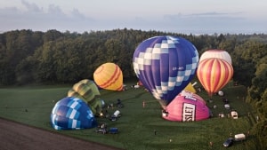 DM i ballonflyvning blev sendt i luften onsdag morgen på en mark ved Aarup. Vinden blæste mod Vissenbjerg og videre ind mod Odense. Foto: Michael Bager
