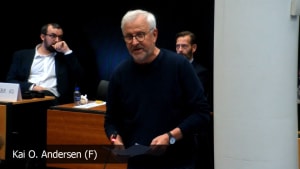 Kai O. Andersen, SF, hjælper gerne staten med at klare dens corona-opgaver - men det må ikke gå ud over drikkevandet. Screenshot: Viborg Kommunes Web-TV