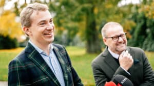 - Ja, altså Moderaternes grundlag er at holde Dansk Folkeparti uden for indflydelse. Så må det også følge modsat, at vores opgave er at holde dem uden for indflydelse, siger Morten Messerschmidt, da han ankommer til møde på Marienborg. Foto: Emil Helms/Ritzau Scanpix
