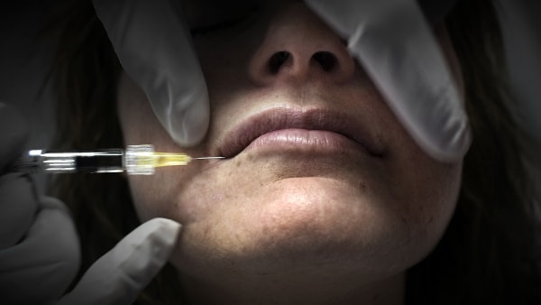 Sønderlemmende kritik af skønhedsklinik: Genbrug af sprøjter og ingen rindende vand