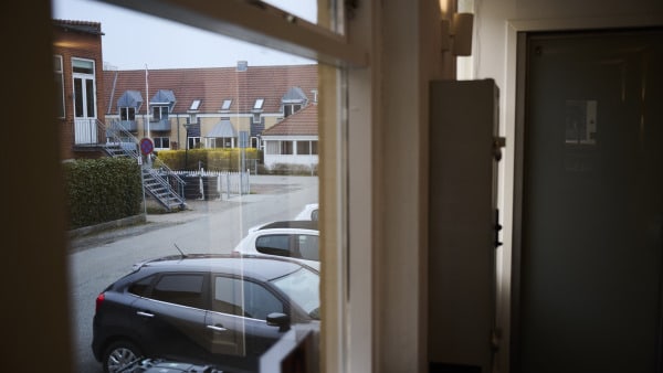 Før kvinde blev dræbt med kniv: Ubehagelig mand lurede på hendes dør fra solcenter over flere dage