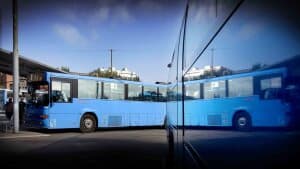 Sidste år udskød Region Midtjylland store besparelser på de blå busser i Østjylland. Nu arbejdes der igen med nedskæringer, og det får en gruppe af modstandere til at varsle indsamling af 50.000 protester. Arkivfoto: Jens Thaysen