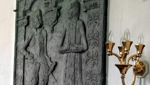 Claus Glambeck og hans hustrus fælles gravsten kan ses i Hvirring Kirke. Arkivfoto