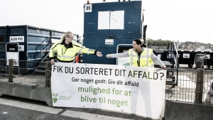 AffaldGenbrug afleverer årligt 3000 ton affald til forbrændingsanlæg, og Karin Storkholm (til venstre) ser muligheder for at nedbringe det tal, da en affaldsanalyse i viser, at 40 procent af dét affald, som kommunen kører til forbrænding, kan genanvendes. Foto: Mette Mørk