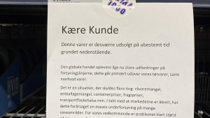Rema 1000 i Skolegade i Vejle har sat en seddel op med en forklaring på, hvorfor der mangler vaskemiddel. Privatfoto