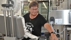 55-årige Helle Rasmussen, der er ansat i fleksjob hos Nordic Bodycare, har arbejdet for firmaet i syv måneder. I øjeblikket sender firmaet månedligt et sted mellem 500 til 1000 bøtter sukkervoks ud ad døren. Foto: Laura Uldahl Aggernæs