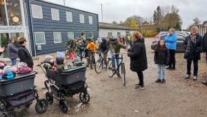 Tirsdag blev en ny cykelsti på Skærbækvej indviet. Her var både 4. klasser inviteret til at cykle en tre kilometer lang tur på cykelstien, og de lokale dagplejemødre var mødt frem for at gå en tur på en kilometer. Foto: Anna Schjødt Larsen