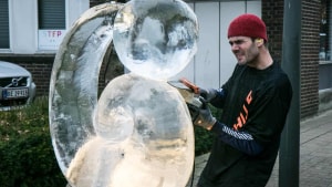 Morten Grau Møller er et kendt ansigt ved isskulpturfestivalen i Give. Også i år er han at finde blandt kunstnerne. Det samme er hans to døtre Dagmar og Alberte. Foto: Jim Hoff