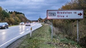 Motortrafikvejen mellem Give og Billund tilbyder i dag bilisterne en fra- og tilkørsel til Give. Det er denne mulighed, Vejdirektoratet har fjernet fra den kommende motorvejsprojekt. Foto: Jim Hoff