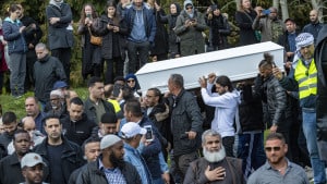 Loven blev overholdt til Yahya Hassans begravelse, konstaterer politiet. Men deltagerne gik og stod tættere på hinanden end godt var - set fra et smittemæssigt perspektiv, siger professor. Med tilføjelsen: 