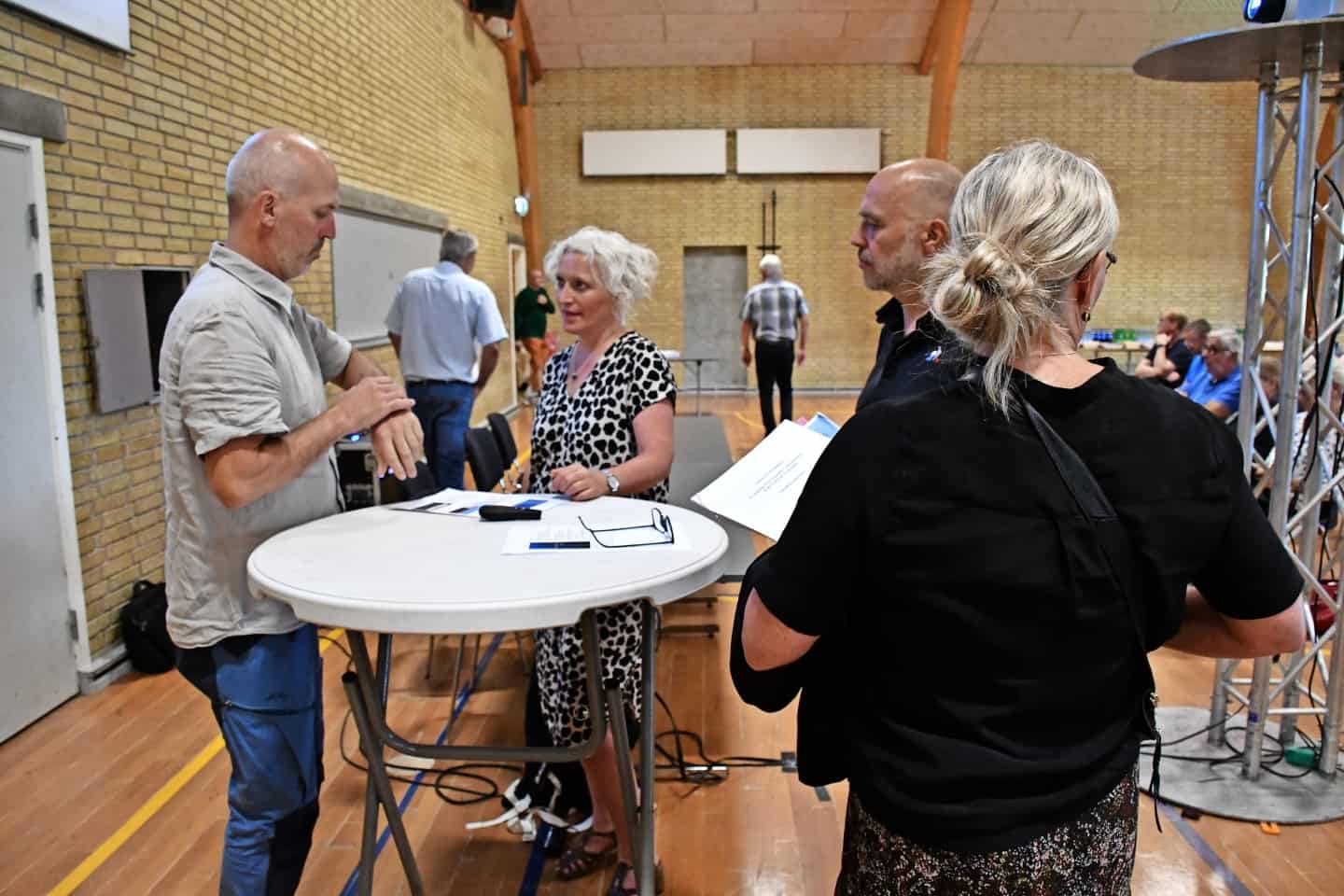 Vrede Borgere Tordnede Mod Broholmmøllerne Ved Stort Borgermøde Drysser Der Pfas Af Vingerne 