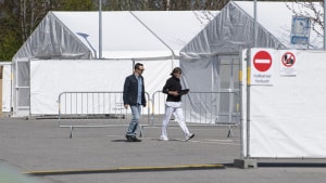 De nye hvide telte ved Vejlby Risskov Hallen skal bruges som testcenter. Foto: Jens Thaysen