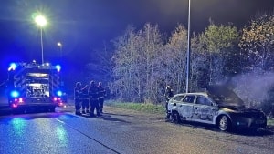 Den efterladte Ford Mondeo udbrændte på Tingvejen. Foto: Brand & Redning Sønderjylland
