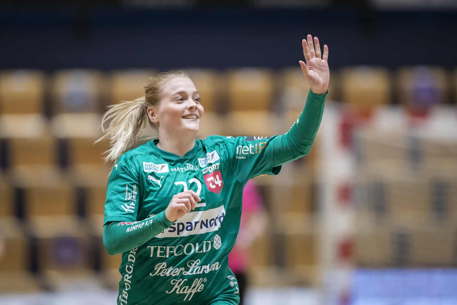 griner med det ene øje og græder med det andet over