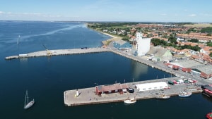 Den store silo midt på havnen er udvalgt som placering til det nye kyst- og lystfiskercenter i Assens. Foto: Assens Kommune.
