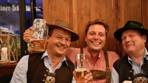 Mig (i midten) og mine nye venner, Thomas og Kurt, til Wirtshauswiesn i München. Foto: Maria Scharrer