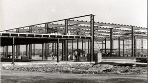 Opbygning af de nye lagerhaller på Tronholmen omkring 1980. Foto: Randers Stadsarkiv