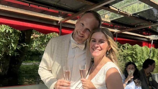 Julie og Mathias glemte noget af det vigtigste til deres bryllup: Sådan reddede forloveren dagen