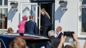 Dronning Margrethe modtages af hoteldirektør Mie Hyttel. Foto: Christer Holte