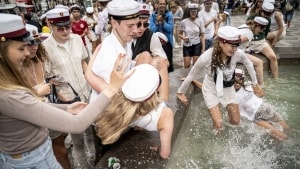Skolernes ledelse må tage ansvar for gymnasieelevernes nedsættende måde at omtale hinanden på i de blå bøger, mener forsker i mobning. Studenterne på billedet har ingen relation til historien. Arkivfoto: Mads Claus Rasmussen/Ritzau Scanpix