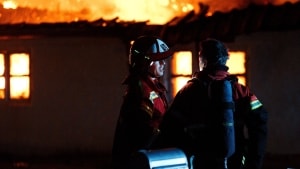 Der var kraftig ild, da brandvæsenet nåede frem. Der blev slået alarm klokken 02.32 natten til mandag. Foto: presse-fotos.dk
