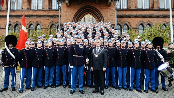 150 gardere går gennem byen: Den kongelige livgarde holder fest på Munkebjerg Hotel | vafo.dk