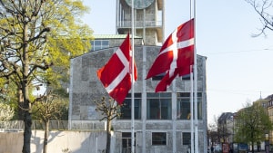 Flagene er på halvt på Århus Rådhus tirsdag på grund af angrebet i Sri Lanka, hvor en familie fra Aarhus mistede tre børn. Foto: Axel Schütt