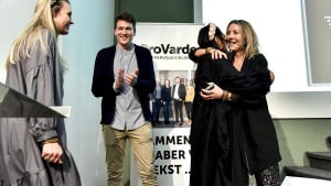 Glade modtagere af iværksætterprisen: Le Mosch - Tina og Peter Hofman får knus af medarbejderne. Foto: André Thorup