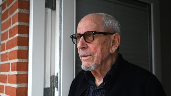 Ibs dør stod ulåst for første gang - pludselig kom en ung kvinde ind: - Noget er helt galt