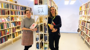 Anette Koue (t.v.) og Kathrine Sørensen Bech har været på jagt efter gode læseoplevelser til julen. Foto: OIe Bjærge.