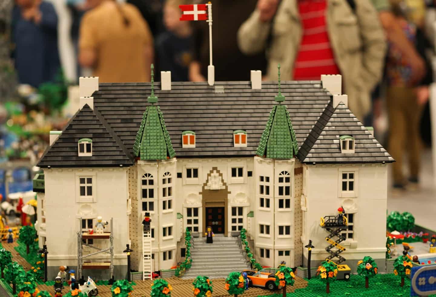 Lego-entusiast byggede ikke med Lego som teenager, fordi det var pinligt: Nu har han med i TV-program og bygget Amalienborg | jv.dk