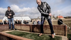 Selvom borgmester Kasper Glyngø (S) ikke er ferm på golfbanen, lykkedes det ham alligevel i første forsøg at få smækket bolden afsted som symbolet på, at salget Lille Dalby Bakker nu er gået i gang. Foto: Michael Svenningsen.