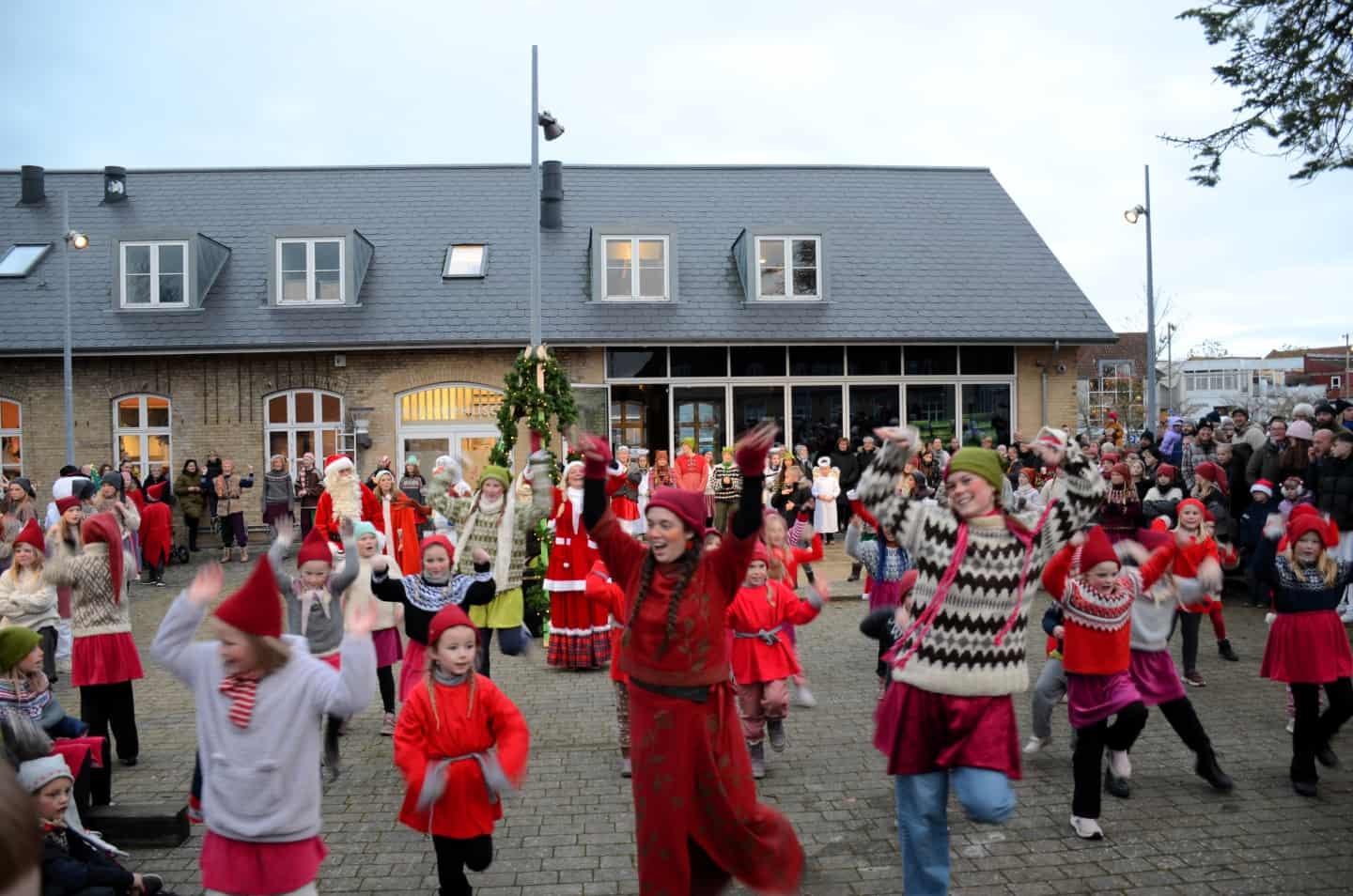 Se Billederne Fra Den Store Lysfest: Juletræet Blev Tændt - Med ...