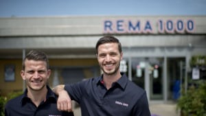 Brødrene Simon (til venstre) og Kristian Søgaard har taget afsked med Rema 1000 i Sundparken og fortsætter købmandskarrieren i Rema 1000 i Skolegade i Vejle. Arkivfoto:  Yilmaz Polat