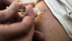 I år anbefales også børn mellem to og seks år samt sundheds- og plejepersonale at blive vaccineret mod influenza for at 