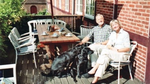 Kirsten Eriknauer og manden Vagn Bjerre Christensen på terrassen på Rodsteenseje. Privatfoto