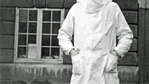 Dr. Arthur Mårtensson iført maske på Marinehospitalet i København under den spanske syge. Dr. Mårtensson blev senere overlæge på Julemærkesanatoriet, i dag Hotel Koldingfjord. Foto: Dansk Sygeplejehistorisk Museum