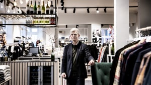 Poul Iversen er med på, at det er en udfordring at være butiksejer i dagens Danmark. Det kræver investeringer i butikken, og det har vejlenseren netop gjort på førstesalen, hvor han har indrettet gin- og vinbar og skabt et loungeområde, hvor kunderne kan slå sig ned. Det handler om at skabe stemning og oplevelser, siger tøjmanden. Foto: Mette Mørk