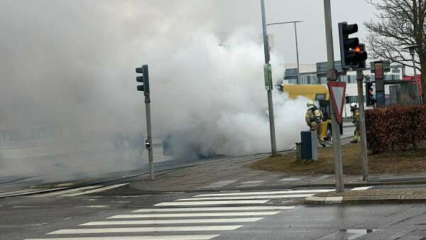 El-bus brød i brand og lukkede stort kryds