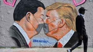 Gadekunsten - street art - blomstrer for tiden, for eksempel som her i Berlin. Avisens kunstanmelder ser frem til at se mere af det i den kommende tid. Foto: John Mcdougall/AFP