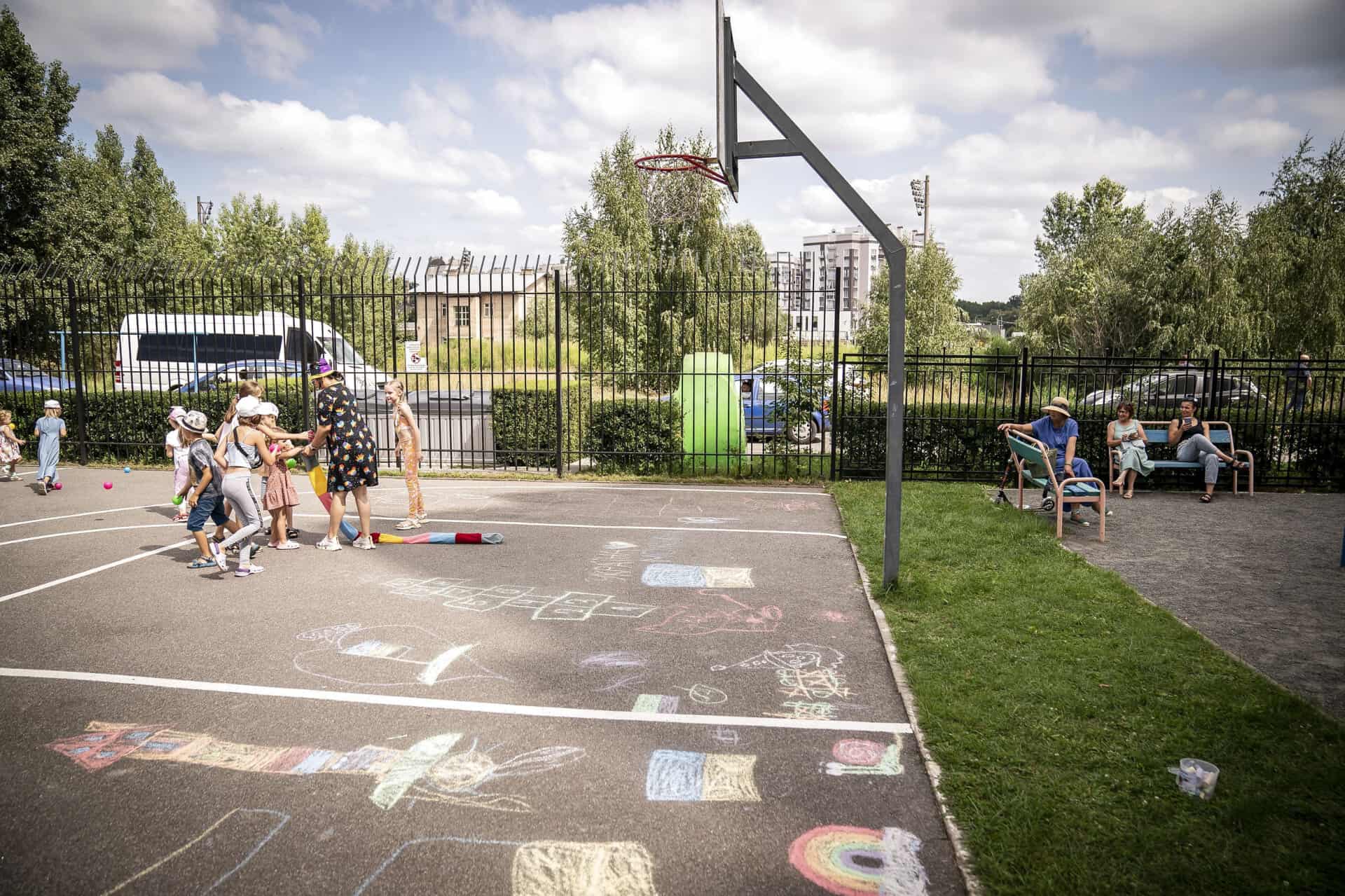 Fordrevne i Butja forsøger at glemme krigens dystre minder ...