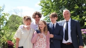 En lykkelig familie - for kun 2,5 år siden blev forældrene endelig gift og det var en af de utallige, lykkelige dage, forældrene nu gemmer på. Jonas og Anne elskede deres storebror, der altid var glad og klar på at drille sine små søskende. Foto: Privat