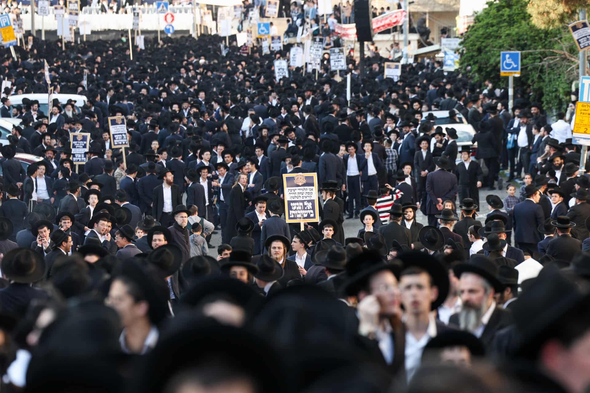 israels-regering-lader-igen-ortodokse-j-der-slippe-for-v-rnepligt