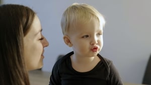 Lille Louie udvikler sig ikke, som de fleste andre børn. Her med sin mor, Maria: Foto: Warner Bros./TV 2