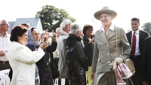 Her ses dronningen til indvielse af Monumentområdet i Jelling i 2013. Har du mon også været tæt på Hendes Majestæt, så send os dit billede og tilføj gerne en lille historie. Foto: Mette Mørk