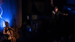 Michael Falch blev grebet af stemningen på Tobaksgaarden og sprang op på en højttaler, hvor han dansede til publikums begejstring. Foto: Simon Staun