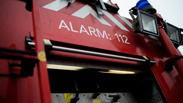 Brandfolk kæmper mod flammer i villa: - Stuen er ved at være brændt ned